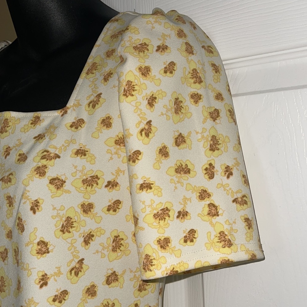 NWT pretty square neck floral top - Picture 3 of 4